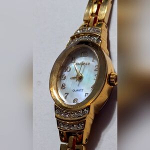(917)Vintage Elgin women's dress watch. Opalescent face. all stainless steel